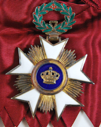 Знак Большого креста Ордена Короны на ленте-перевязи.