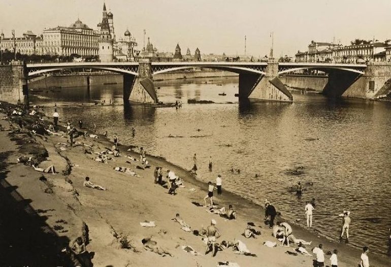 Нудистский пляж в Москве. 20-е годы.
