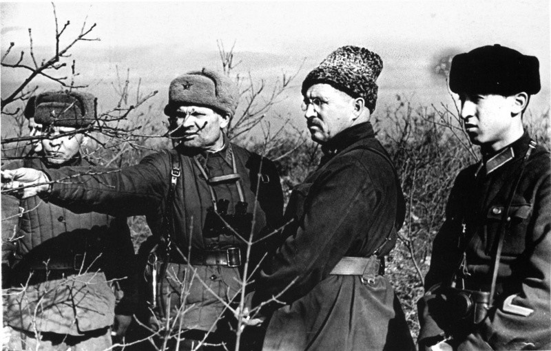 Командующий Приморской армией генерал-майор И.Е. Петров (второй справа) на переднем крае одного из участков Севастопольского оборонительного района. Октябрь 1941 г.