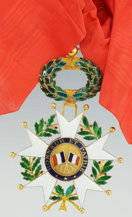 Аверс и реверс знака Кавалера большого креста ордена Почётного легиона на ленте-перевязи.
