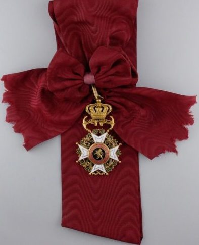 Знак Большого креста Ордена Леопольда I с якорями на ленте-перевязи.