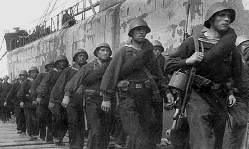 Моряки уходят на передовую. Декабрь 1941 г.