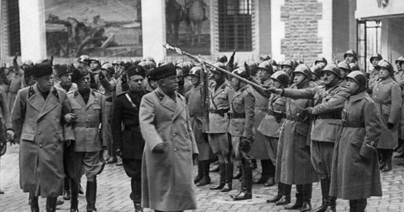 Бенито Муссолини на смотре войск. 1940 г.