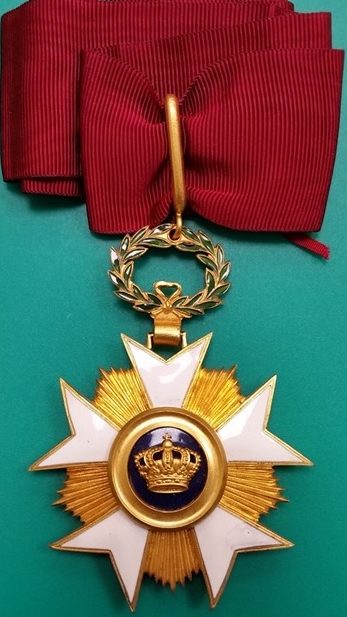Аверс и реверс знака Великого офицера Ордена Короны на шейной ленте.