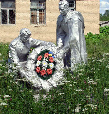 д. Мошковые Поляны Лужского р-на. Памятник, установленный на братской могиле, в которой похоронено 18 советских воинов. 
