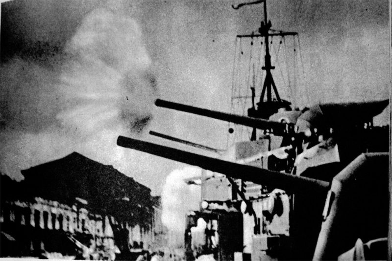Лидер «Харьков» ведет огонь по вражеским позициям. 1941 г.