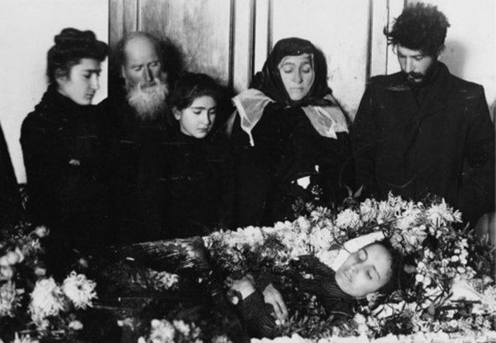 Коба на похоронах Като Сванидзе. 1907 г.