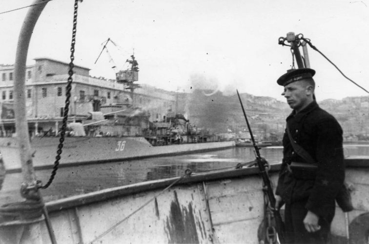 Военные корабли в бухте города. 1941 г.
