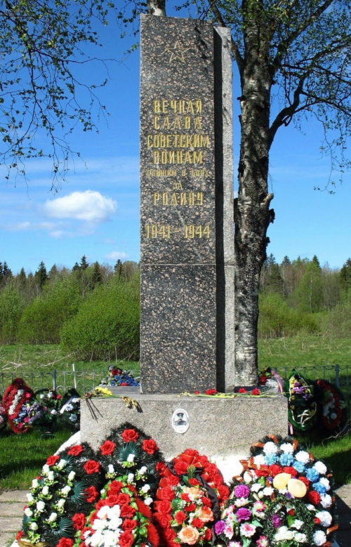 Памятник у братских могил.
