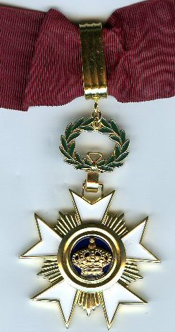 Знак Командора Ордена Короны на шейной ленте.