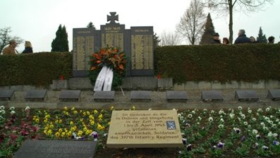д. Дюрен (г.Зинсхайм). Памятник, установленный у могил 21 американского солдата 397-го пехотного полка, погибших в погибших в 1945 году.