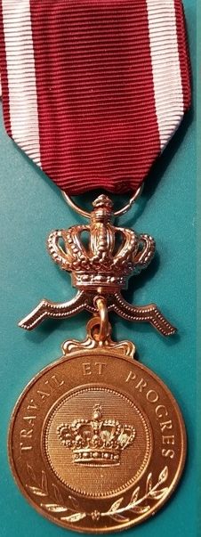 Аверс и реверс золотой медали Ордена Короны.