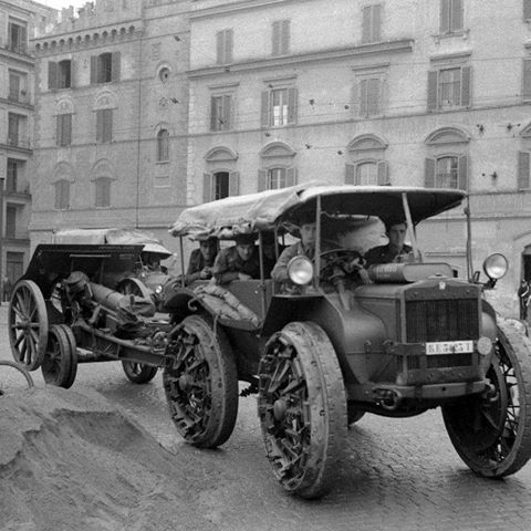 Тягач с орудием на улице города. 1940 г. 