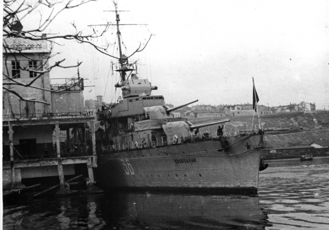 Военные корабли в бухте города. 1941 г.