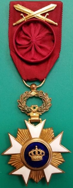 Аверс и реверс знака Офицера Ордена Короны.