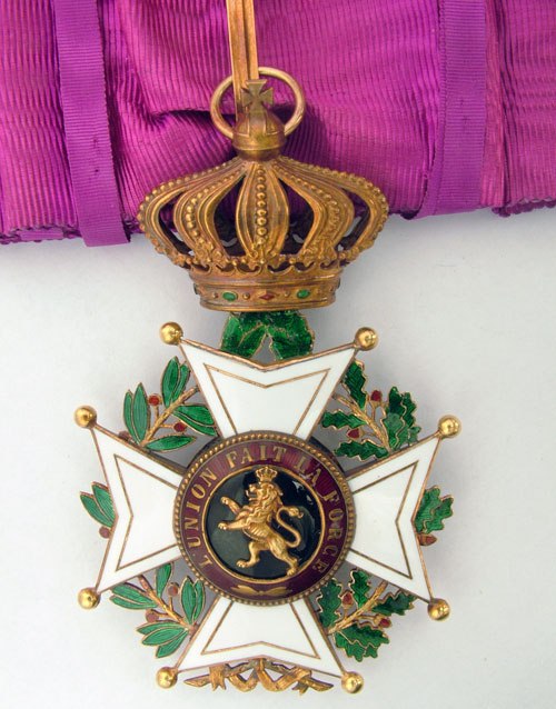 Знак Великого офицера Ордена Леопольда I на шейной ленте.