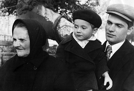 Матрена (Мария) Кузакова с сыном Константином и внуком.