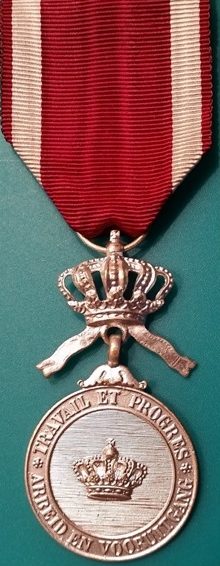 Аверс и реверс серебряной медали Ордена Короны.