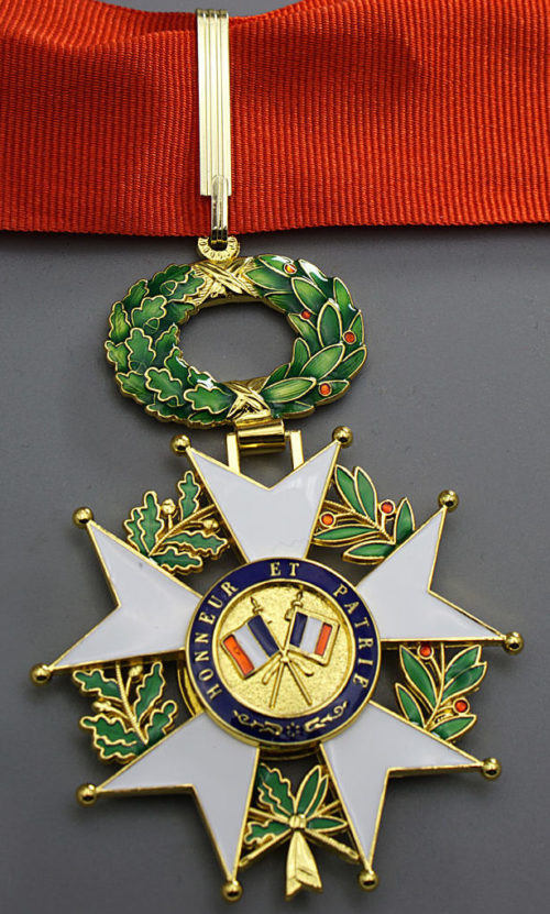 Аверс и реверс знака Командора ордена Почётного легиона на шейной ленте.