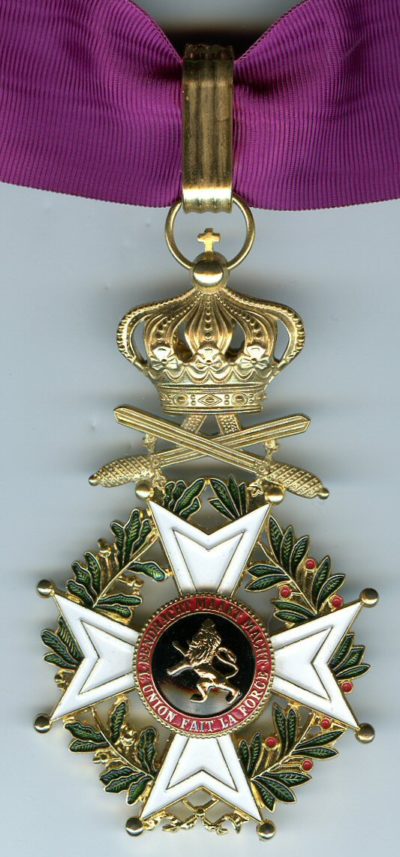 Знак Великого офицера Ордена Леопольда I с мечами на шейной ленте.
