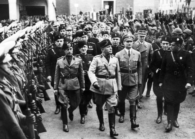 Бенито Муссолини среди итальянских фашистов. 1941 г.