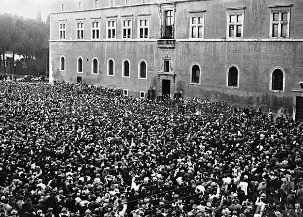 Митинг на площади Палаццо Венеция. 1941 г. 