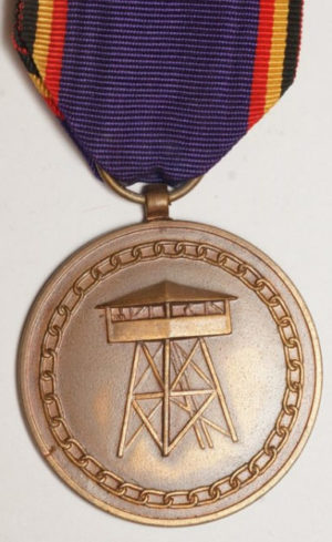 Аверс и реверс медали в память 40-летия окончания Второй мировой войны.