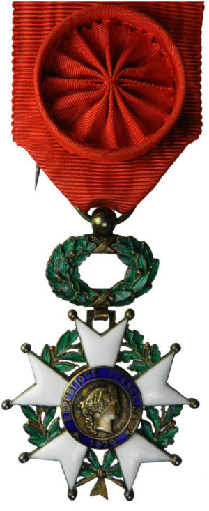 Аверс и реверс знака Офицера ордена Почётного легиона на орденской ленте с розеткой.