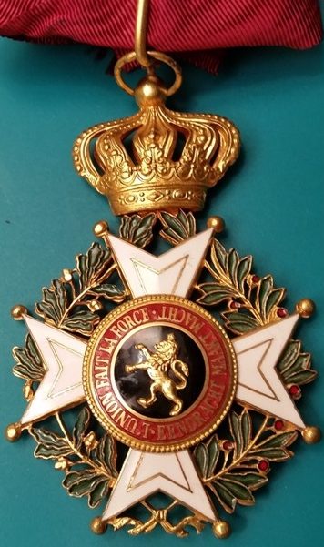 Знак Командора Ордена Леопольда I на шейной ленте.