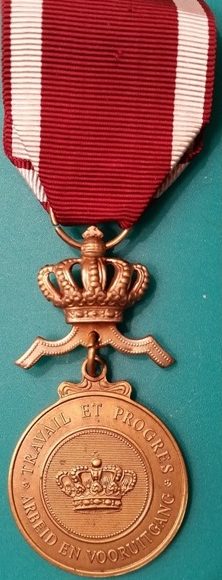 Аверс и реверс бронзовой медали Ордена Короны.