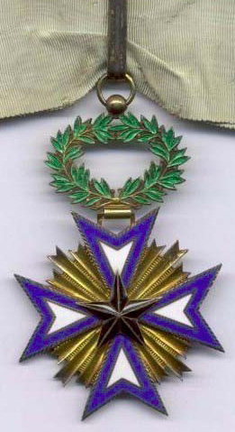Золотой знак Великого офицера ордена Чёрной звезды на шейной ленте.