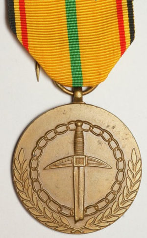 Аверс и реверс медали в память 45-летия окончания Второй мировой войны.