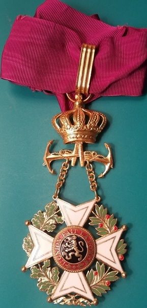 Аверс и реверс знака Командора Ордена Леопольда I с якорями на шейной ленте.