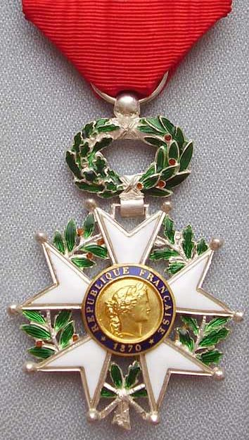 Аверс и реверс знака Кавалера ордена Почётного легиона.