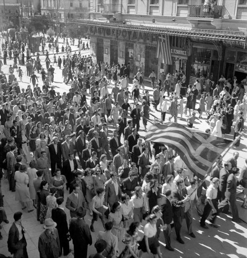 Афиняне празднуют освобождение города. Октябрь 1944 г.