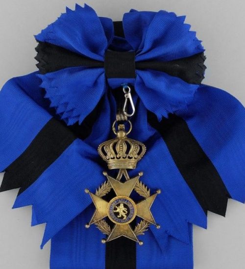 Знак Большого креста Ордена Леопольда II на ленте-перевязи.