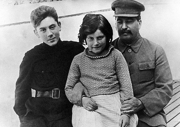 Сталин с детьми – Василием и Светланой.