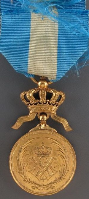 Аверс и реверс золотой медали ордена Африканской звезды.