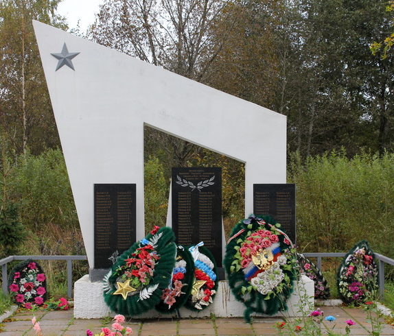 д. Коськово Тихвинского р-на. Памятник, на котором увековечено имена 122 погибших земляков.