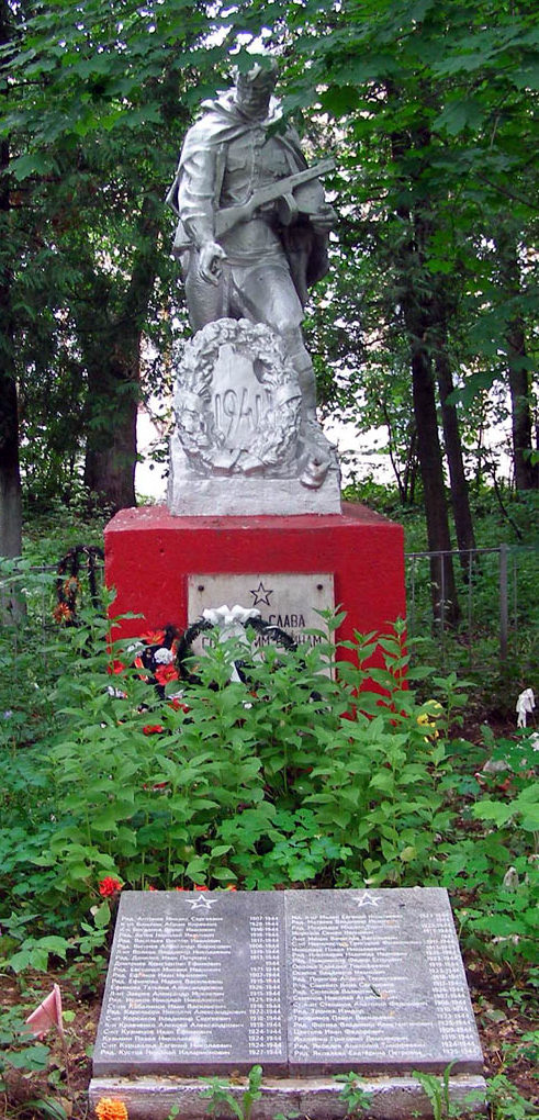 п. Оредеж Лужского р-на. Памятник, установленный на братской могиле, в которой похоронено 20 советских воинов. 