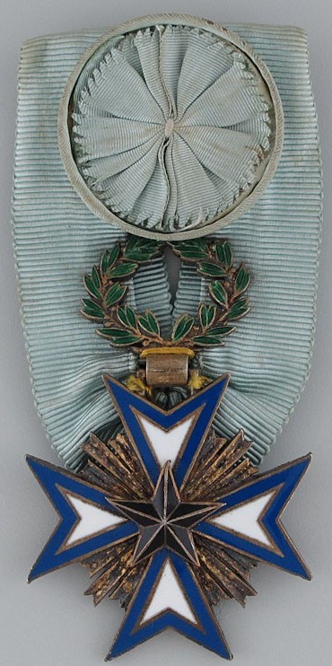 Аверс и реверс золотого знака Офицера ордена Чёрной звезды.