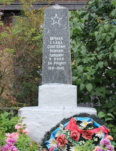 д. Липная Горка Тихвинского р-на. Памятник был установлен в 1966 году на братской могиле, в которой похоронено 24 советских воинов, в т.ч. 10 неизвестных.