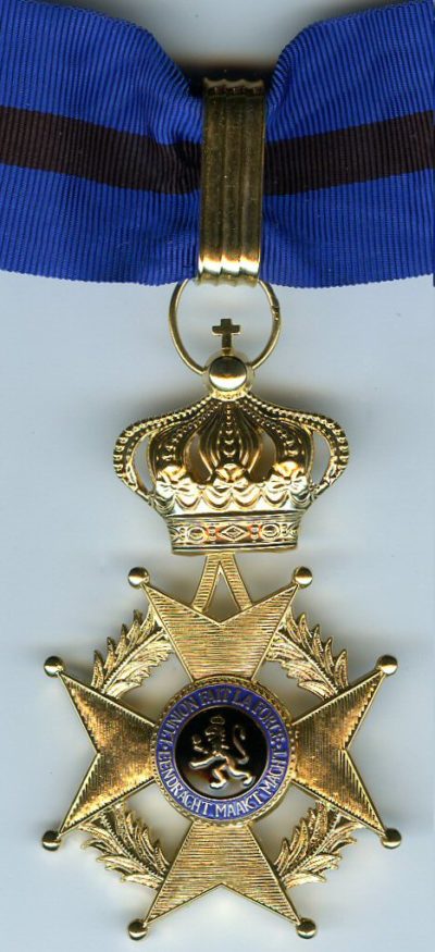 Знак Великого офицера Ордена Леопольда II на шейной ленте.