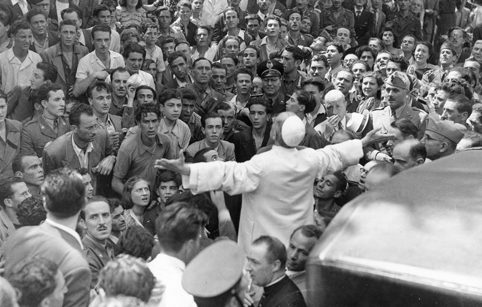 Папа Римский Пий XII на молитве с народом после бомбардировки Римского вокзала. Июнь 1943 г.