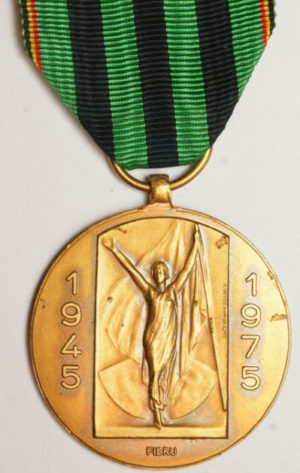 Аверс и реверс медали в память 30-летия окончания Второй мировой войны.