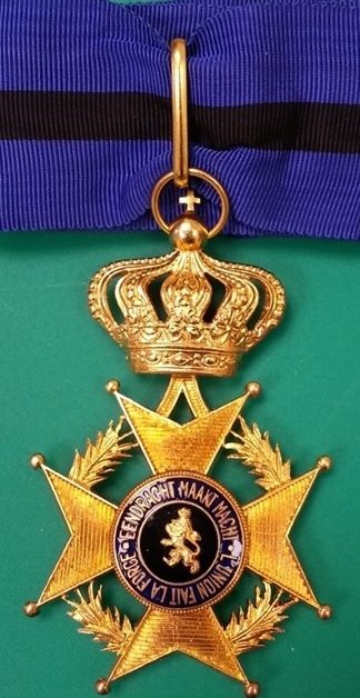 Аверс и реверс знака Командора Ордена Леопольда II на шейной ленте.