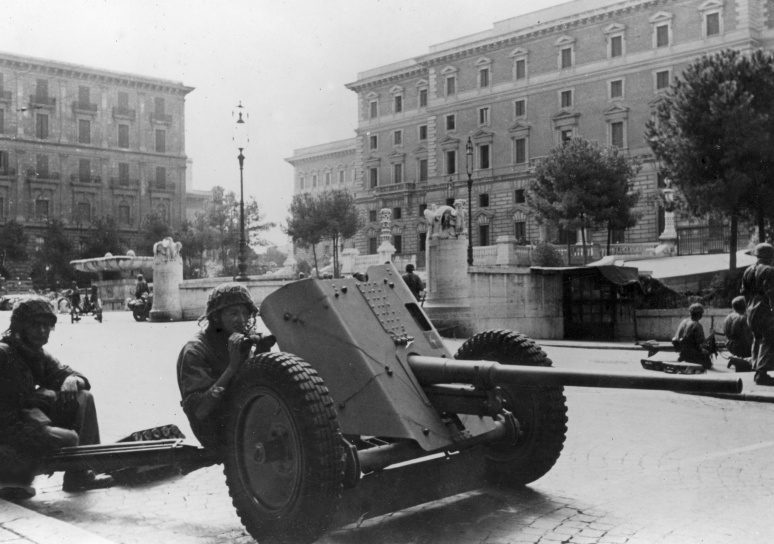 Немецкие парашютисты с орудием на улице Рима. Сентябрь 1943 г.