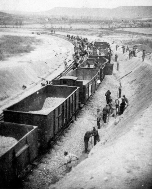 Строительство д/ж путей для позиции дальнобойного орудия «Дора». Бахчисарай. Февраль-март 1942 г. 
