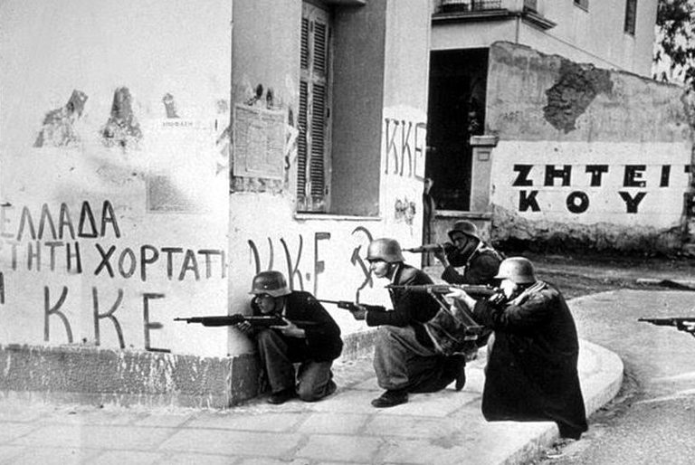 Бывшие коллаборационисты во время боёв в Афинах. Декабрь 1944 г.