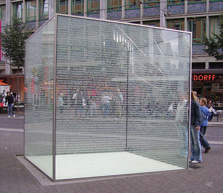 г. Мангейм. Памятник - стеклянный куб в память о Холокосте. 